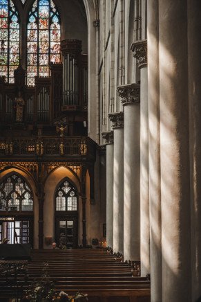 Interieur Catharinakathedraal met ronde zuilen
