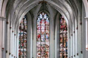 Gewelfschilderingen en glas-in-lood-vensters