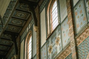 De muurschilderingen bevatten veel geometrische en christelijke motieven