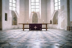 High choir with tiled floor from 1413